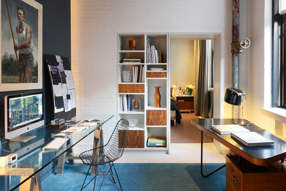 Desks agains the wall - in a modern flat