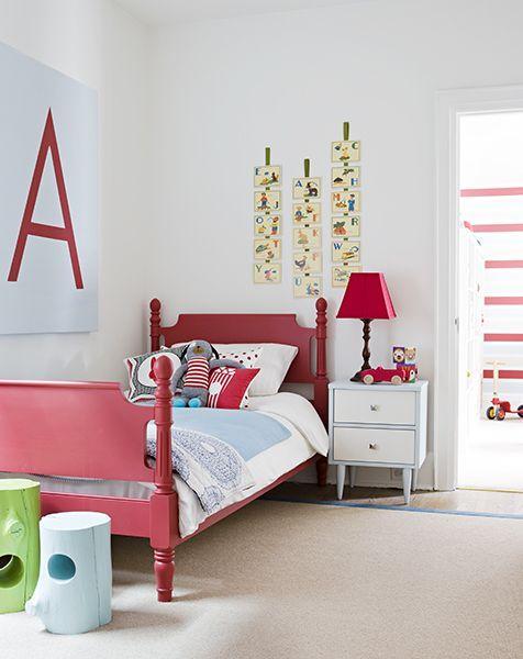 Elegant teen bedroom - with decorative letter on the wall