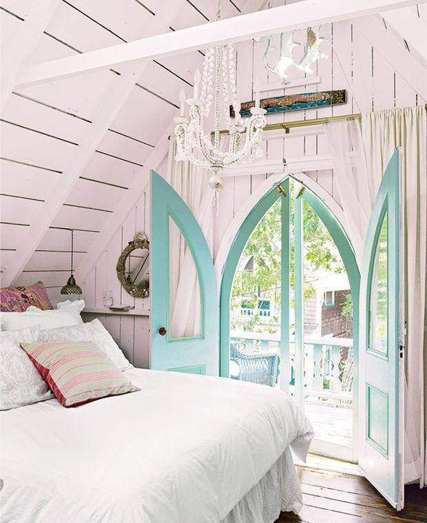 Shabby chic attic bedroom - with pink walls and turquoise doors