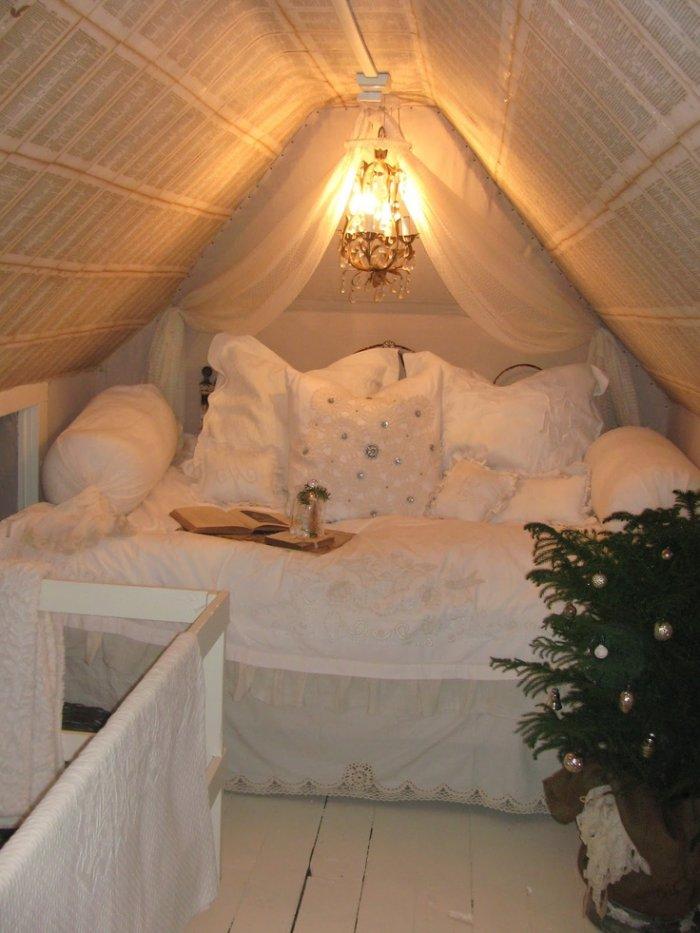 Small and intimate attic bedroom - with private bed and romantic lamp