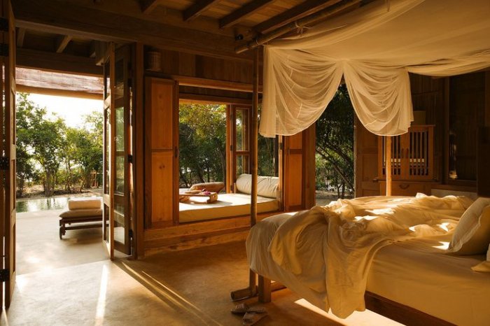 Airy feng shui bedroom - with wooden inspired Asian interior