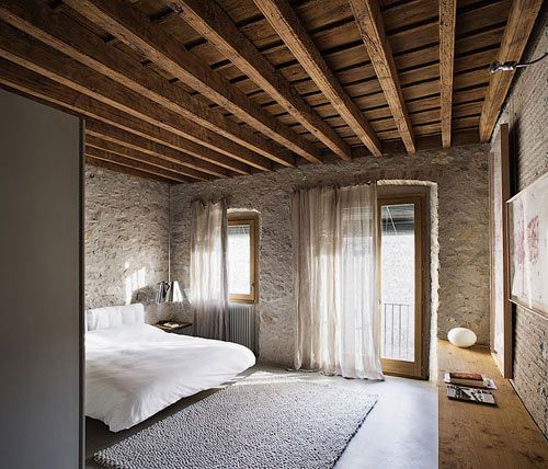 Barn feng shui bedroom - with wood beams on the ceiling