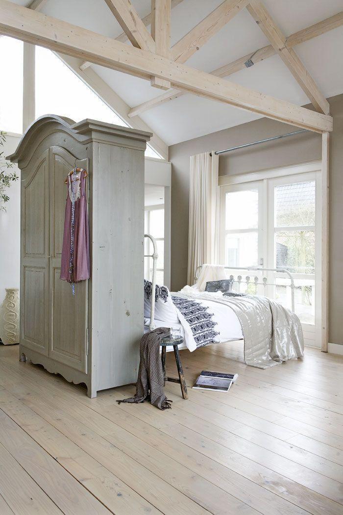 Casual bedroom - with huge wardrobe in the middle
