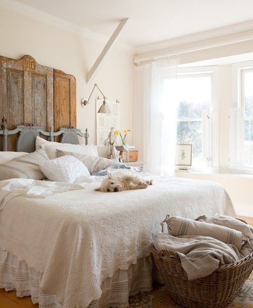 Creme feng shui bedroom - with cozy bed and rustic headbord