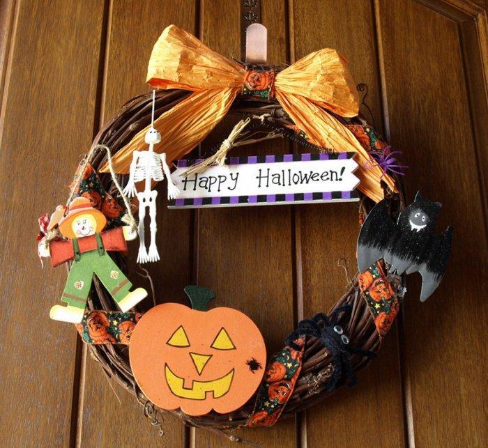 DIY Halloween wreath - made of various elements