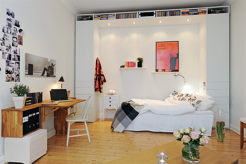 European small bedroom - with small working desk