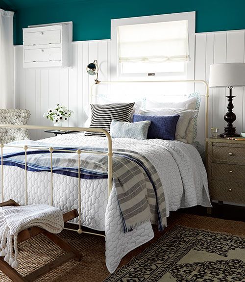 Farmhouse bedroom - with old vintage bed