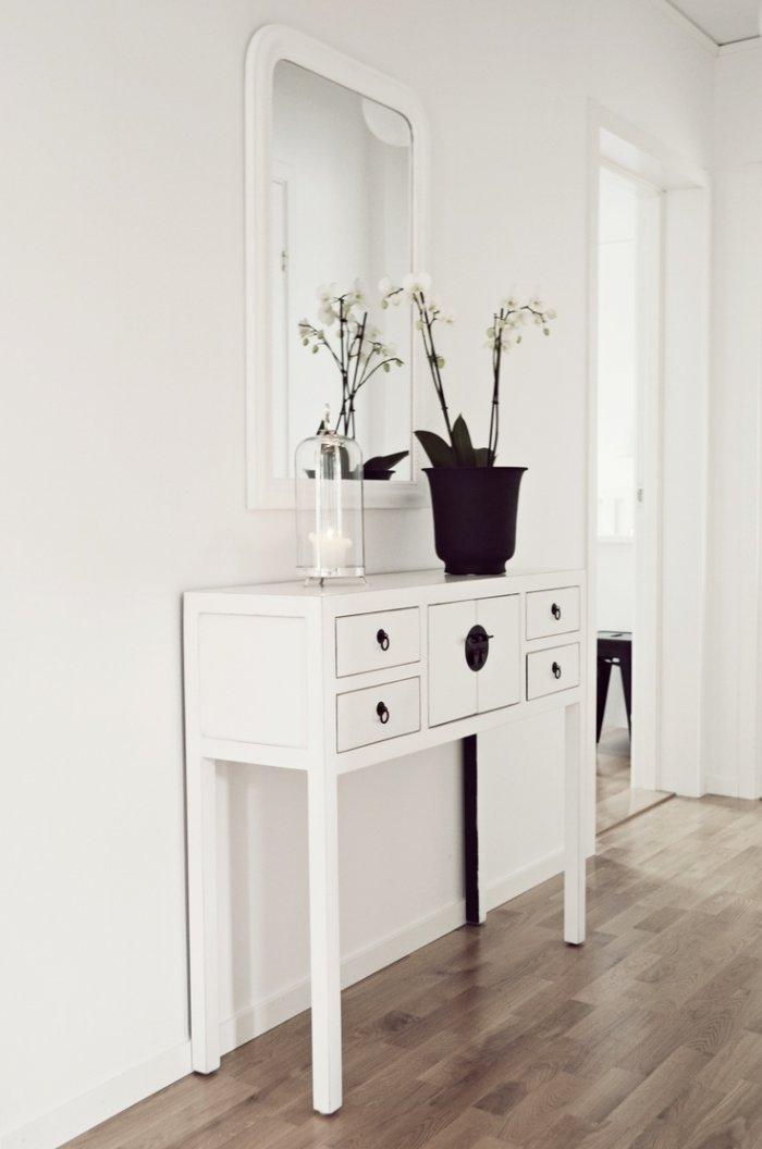 Hallway white vanity - with small chests