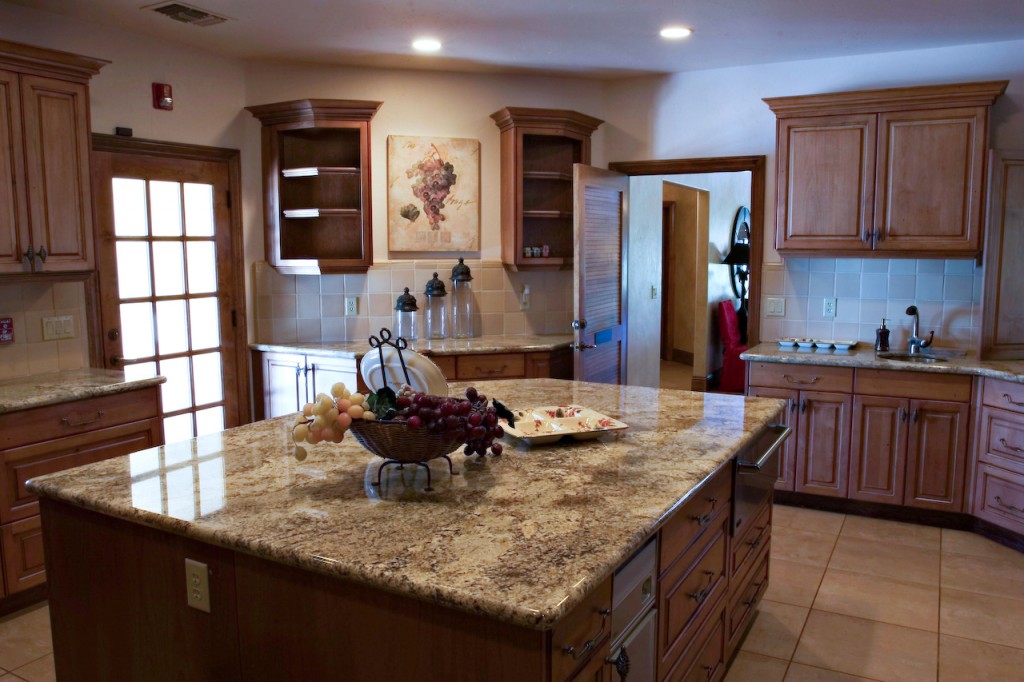 Kitchen island with granite countertop – in dark colors | | Founterior