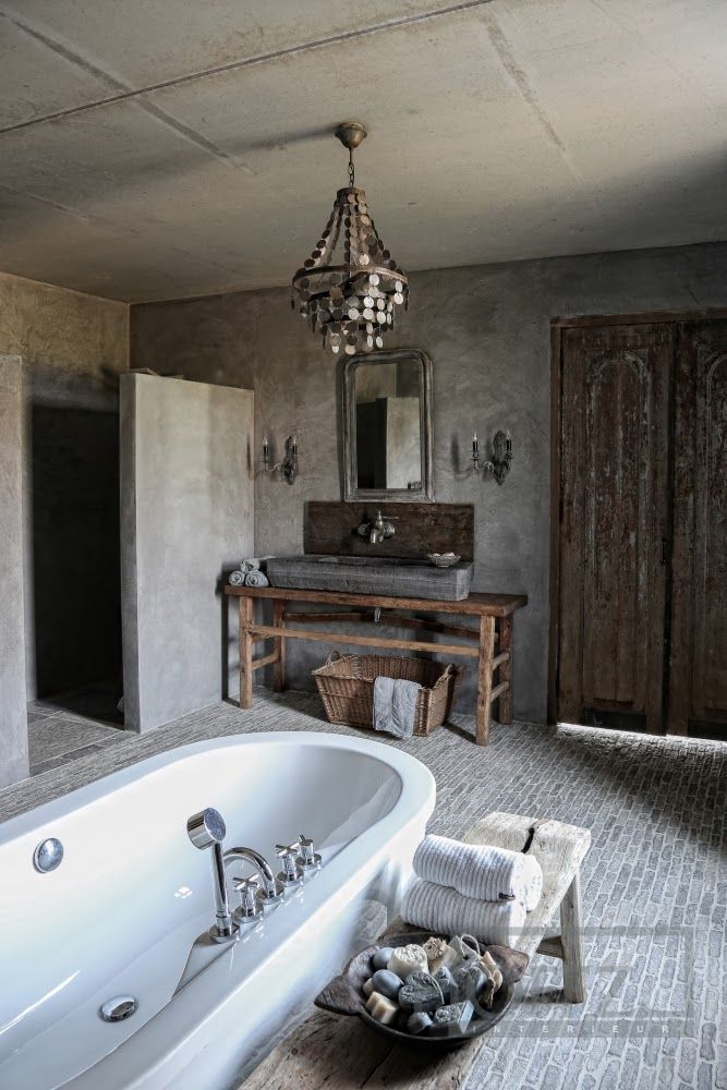 Modern farmhouse bathroom - with rustic accents in the interior