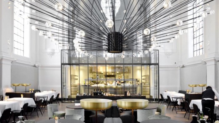 Modern restaurant in Antwerp - with amazing pendant in the middle of the volume