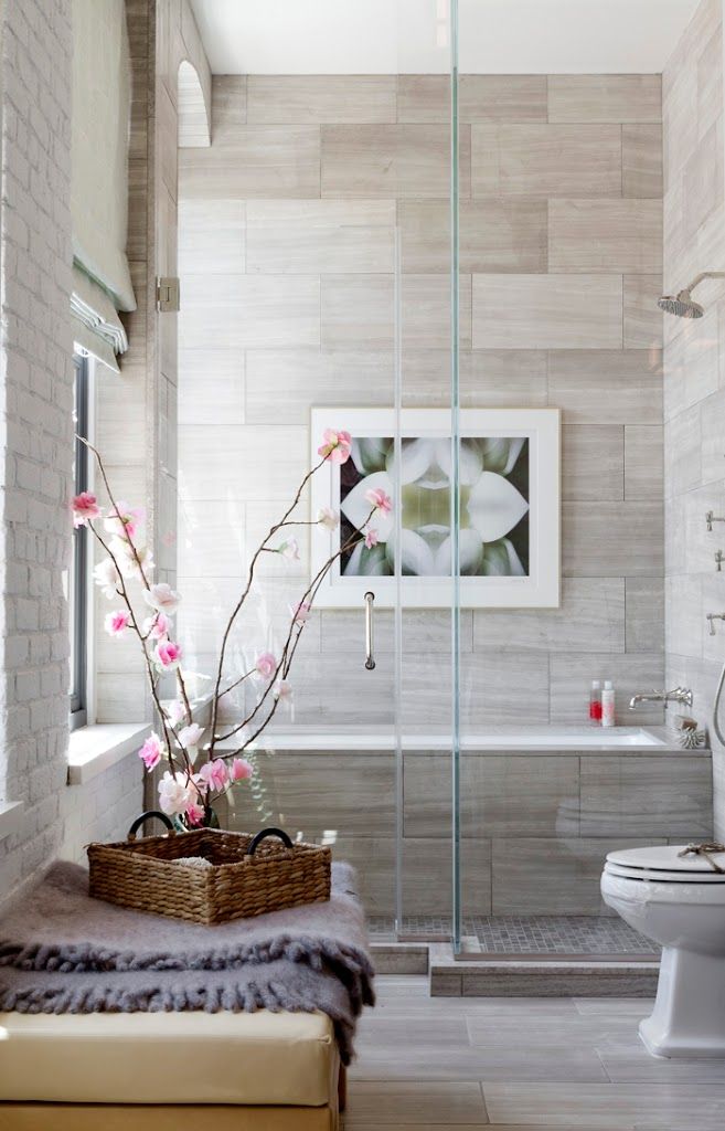 Modern small bathroom - with flower decorations