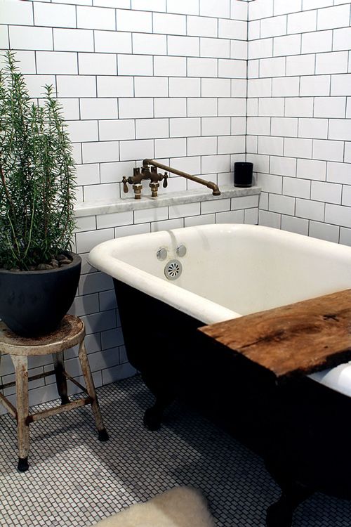 Modern vintage bathtub - with rustic elements in the room