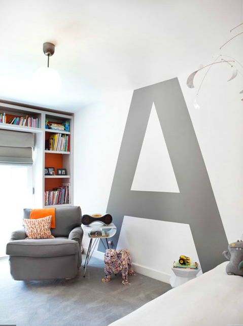 Modern wall paint - with huge letter in grey