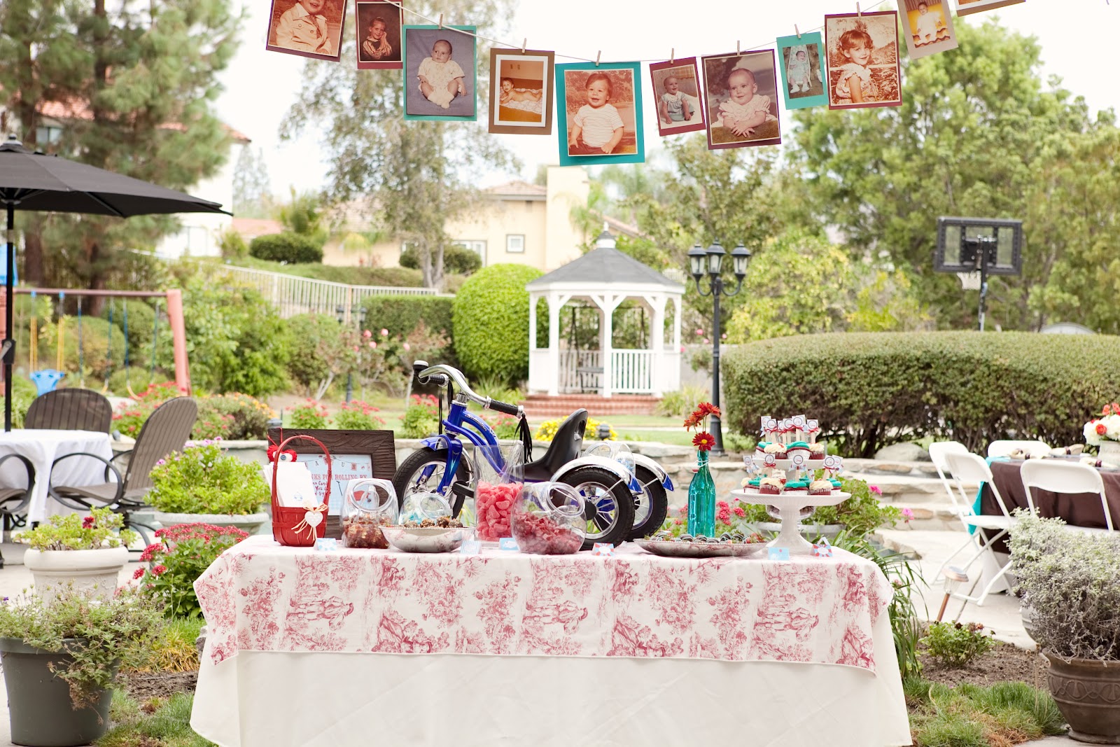 Outdoot baby shower party - with lots of garlands and sweets