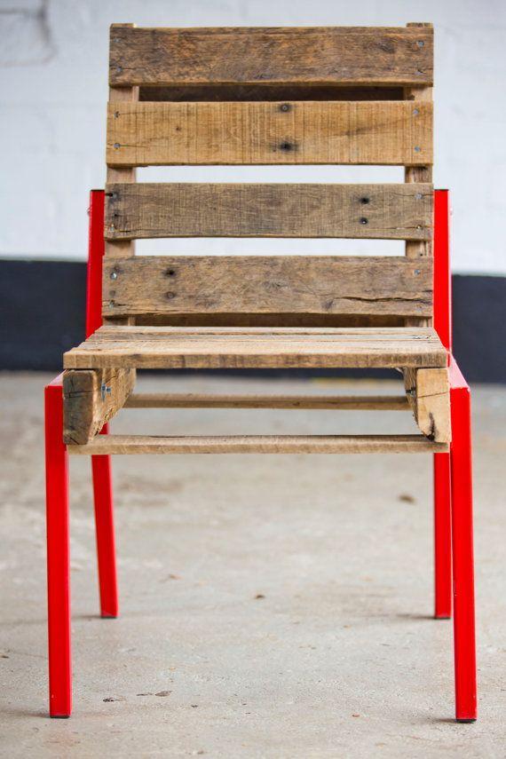 Pallet living room chair - with wood body and red metal legs