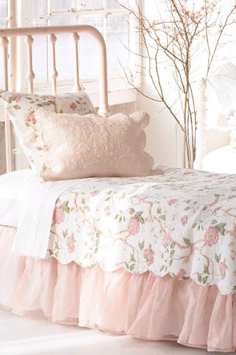 Pink shabby chic bedroom - with typicall floral sheets