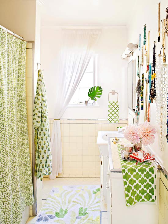 Small bathroom - with joyful interior