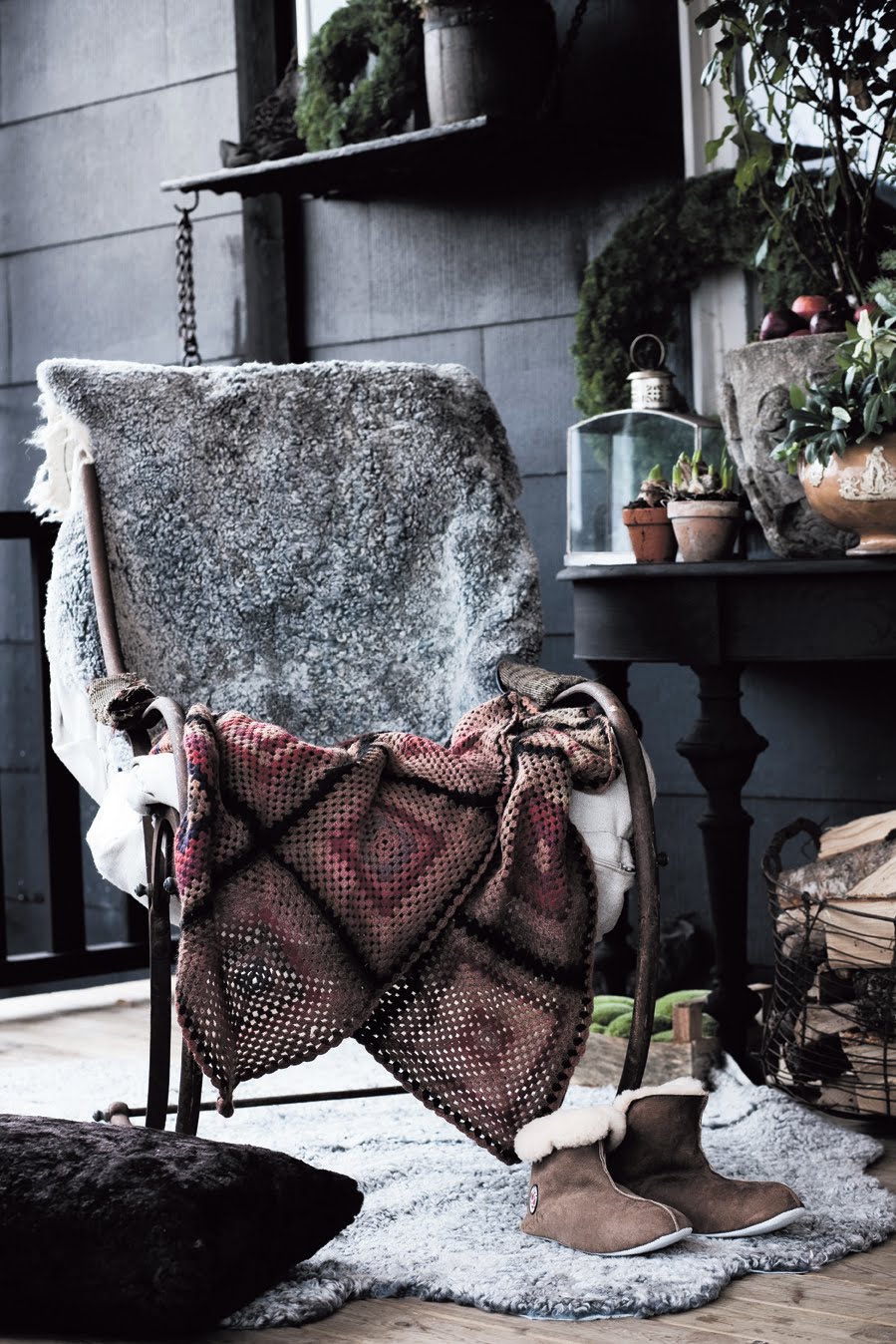 Small eclectic room - with armchair made of fur