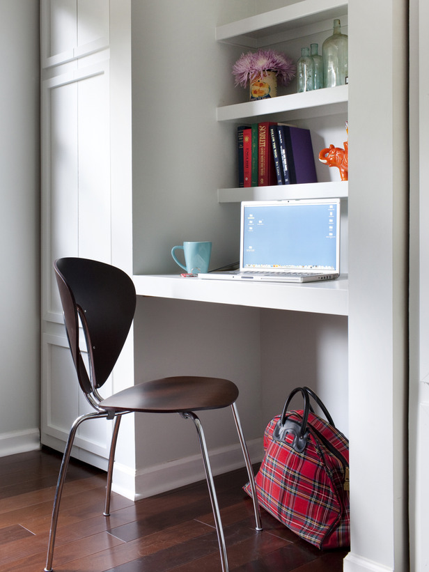 Small Kids Room With Working Desk 