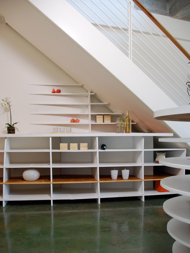 Small modern apartment - with shelves beneath the stairs