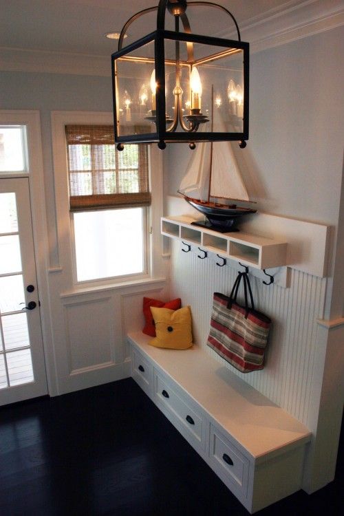 Traditional white entryway - with bench and drawers