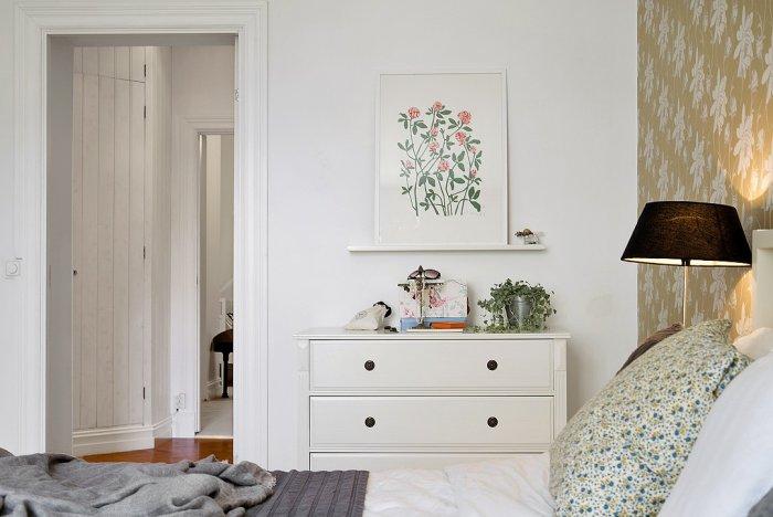 Cozy Scandinavian bedroom - with white chest of drawers