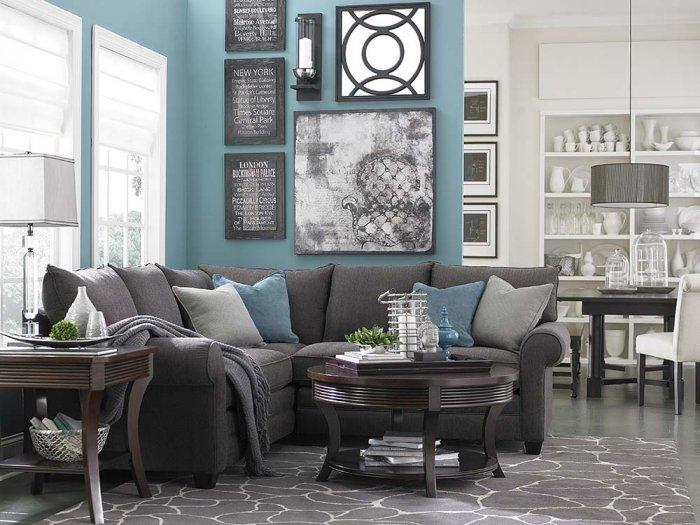 Blue living room paint - and wall decorations