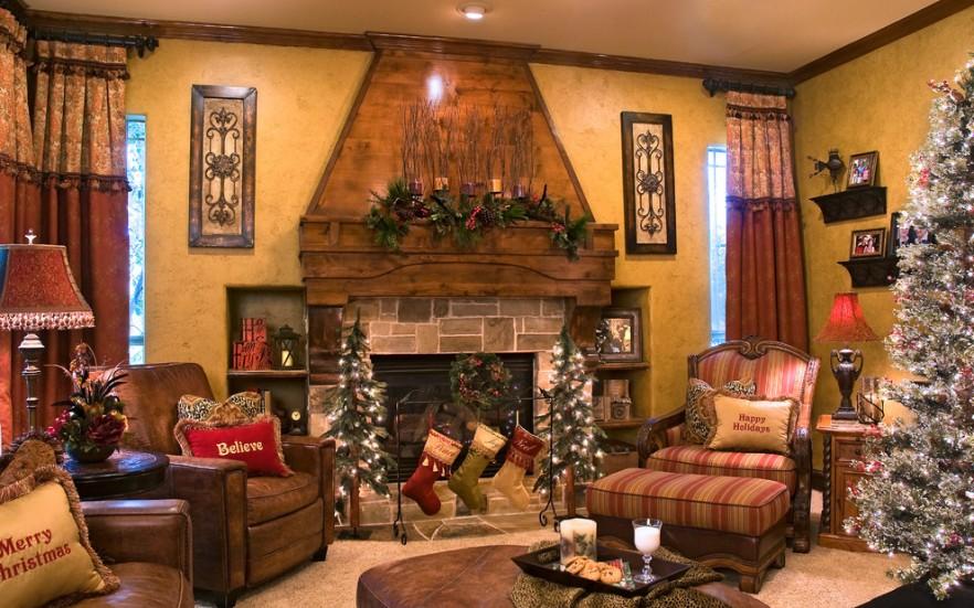 Small Christmas garland on the Fireplace mantel