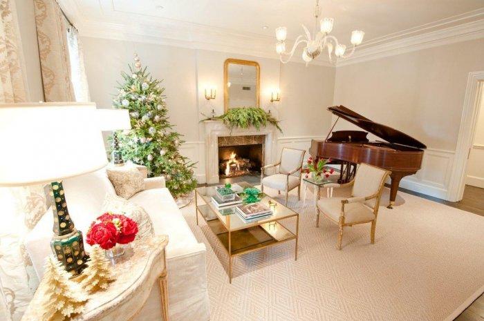Christmas tree in a Scandinavian home - with grand piano