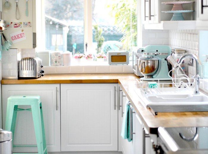 Colorful accessories - in a small house kitchen