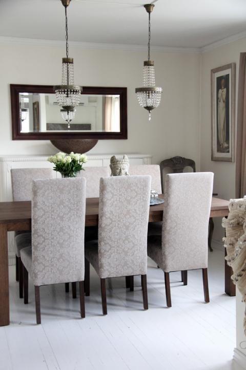 What decoration  should you choose for your dining  area 