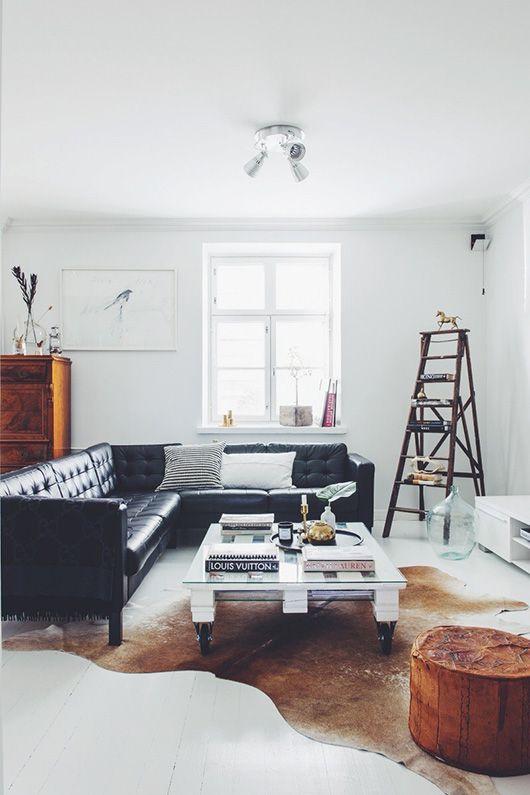 Light living room paint - and black stylish sofa