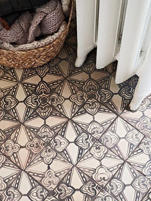Living room floor tile patterns 1 - in black and white shapes