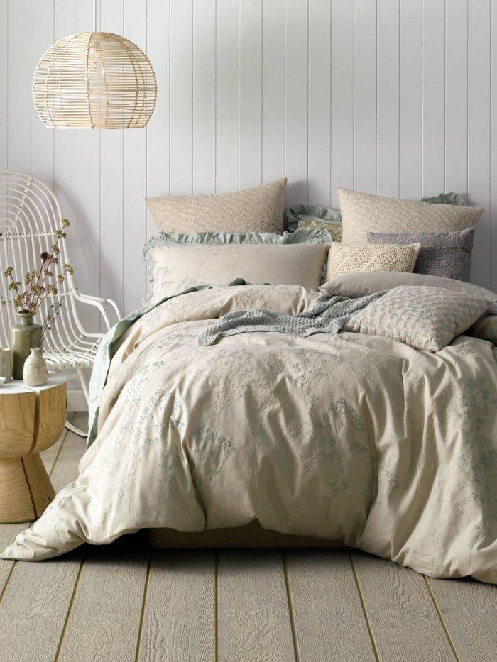 Shabby chic beedroom - with soft pillows and sheets