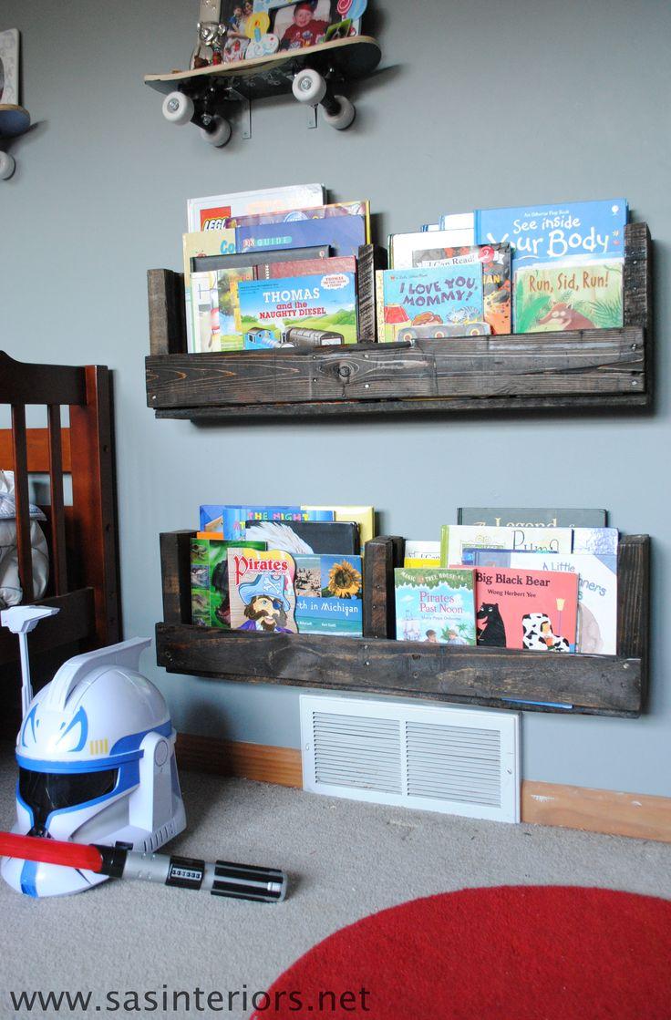 Stylish bookshelfs - made of pallet furniture