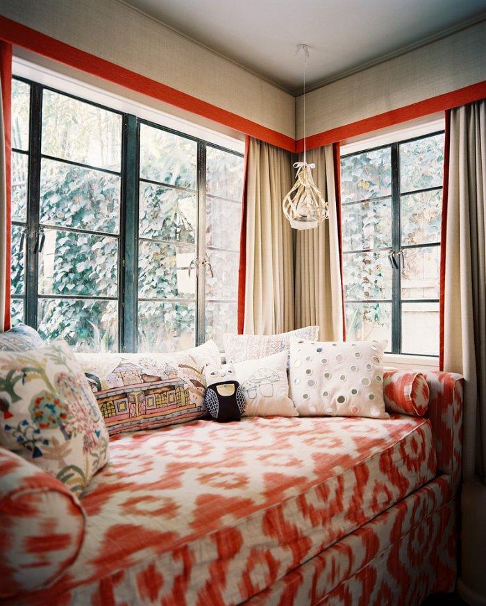 Red and white ceiling cornice - in a modern living room
