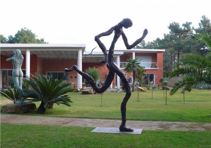 Man garden sculpture - running