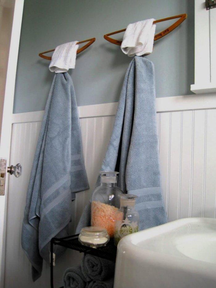 Bathroom Organization Tips To The Rescue: Door Hangers