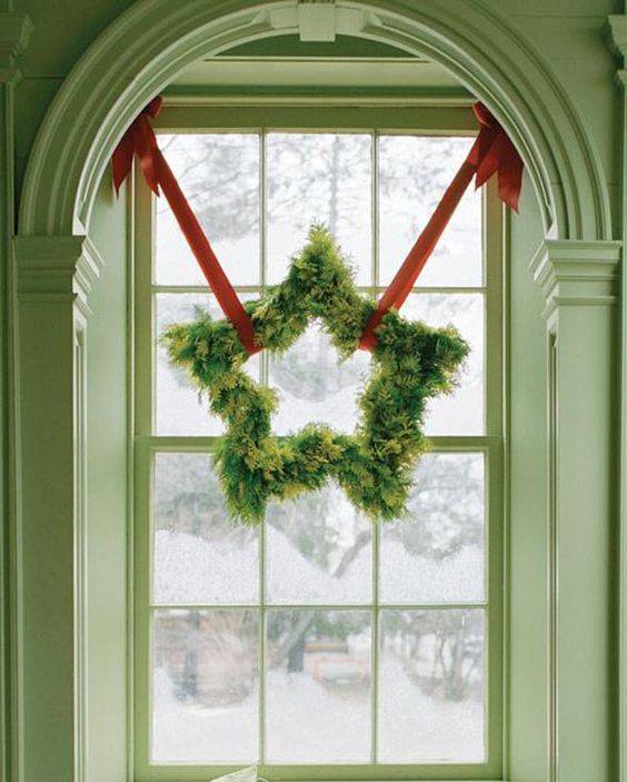 A Star-shaped Wreath - Christmas Window Decoration Ideas