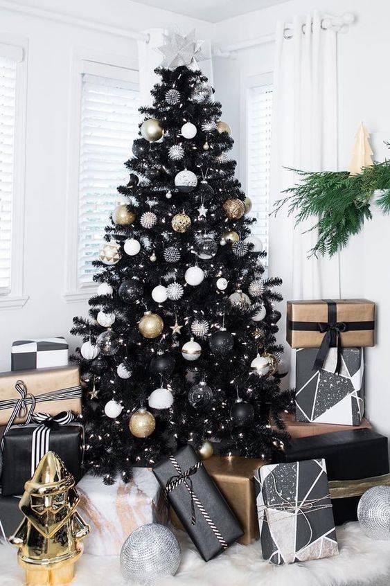 Chic in Black – Elegant Christmas Tree Decorating Ideas