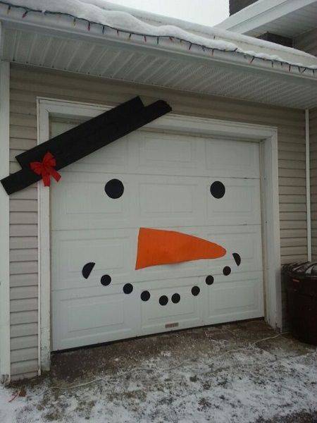 Garage Door - Easy Outdoor Christmas Decorating Ideas