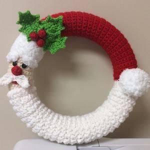 Connected Together - Santa Claus Wreath Ideas