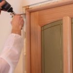 How to install or replace the interior door?